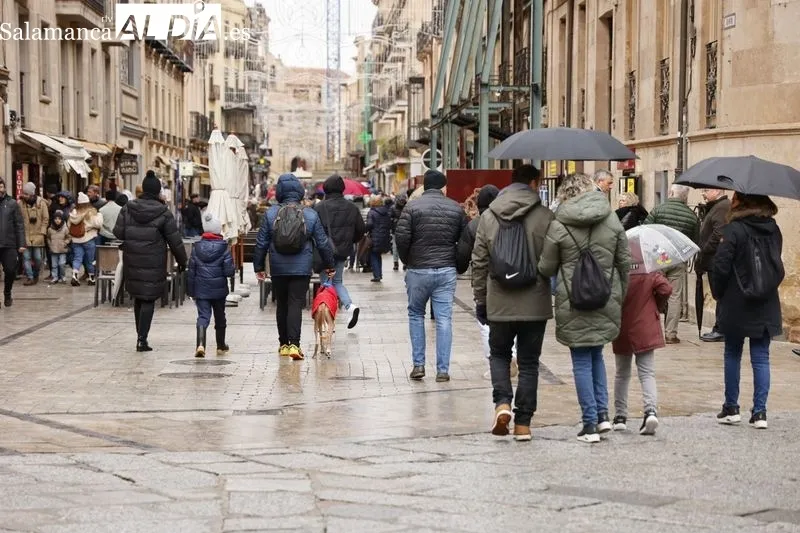 Turistas en el centro de Salamanca. Foto de David Sañudo