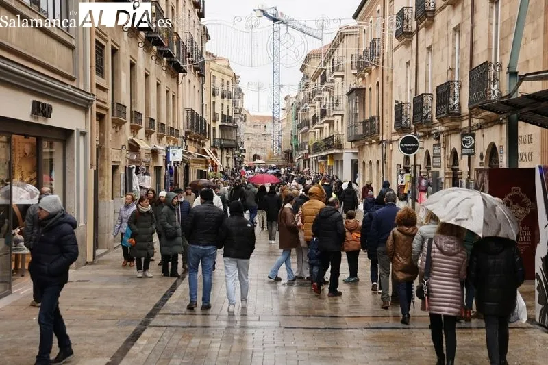 Turistas en el centro de Salamanca. Foto de David Sañudo
