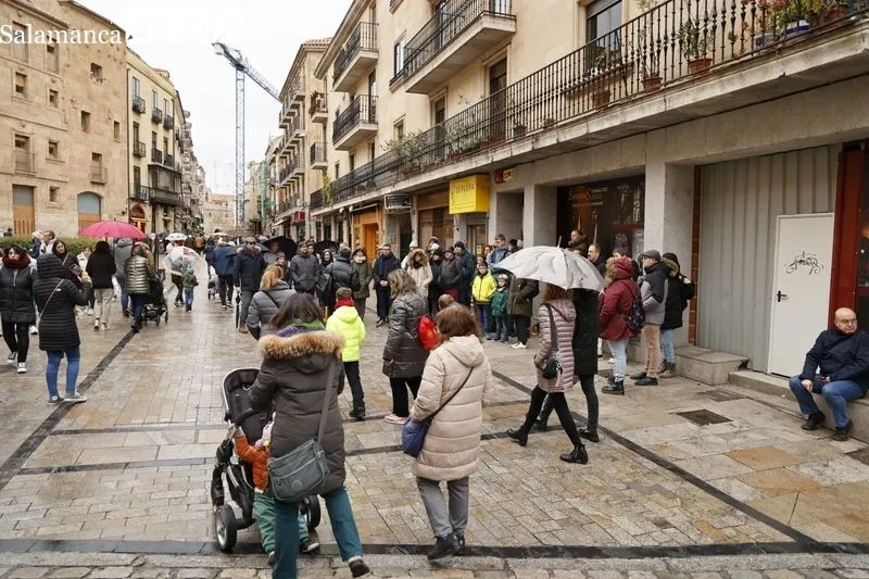 Turistas en el centro de Salamanca. Foto de David Sañudo