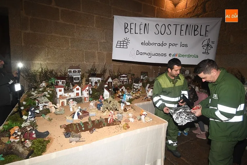 Foto 2 - Inaugurado el singular bel&eacute;n sostenible creado por las Damajuanas con el apoyo de Iberdrola
