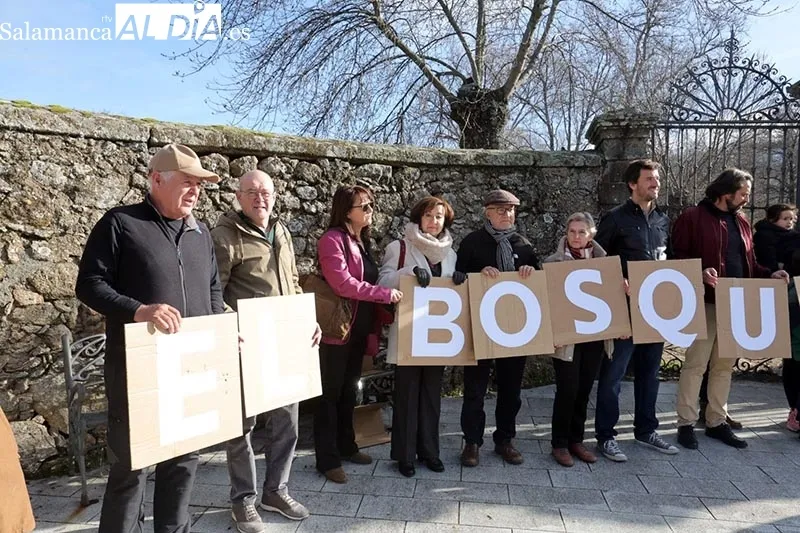 Foto 2 - Una treintena de bejaranos secunda la concentraci&oacute;n en defensa de El Bosque