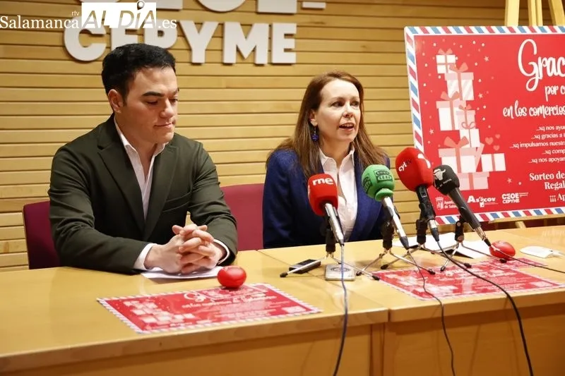 La presidenta de ASECOV, Soledad Gómez, y el concejal  de Promoción Económica y Comercio, Pedro Martínez Córdoba, en la presentación de esta campaña. Foto de David Sañudo