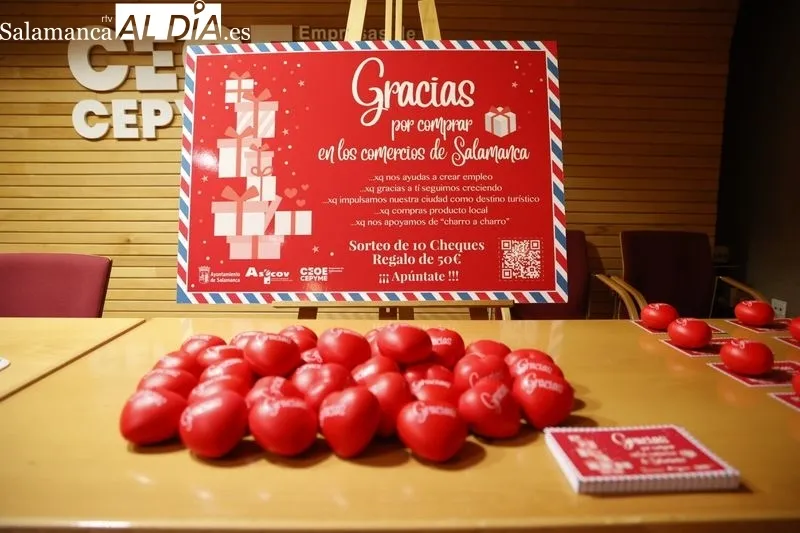 La presidenta de ASECOV, Soledad Gómez, y el concejal  de Promoción Económica y Comercio, Pedro Martínez Córdoba, en la presentación de esta campaña. Foto de David Sañudo