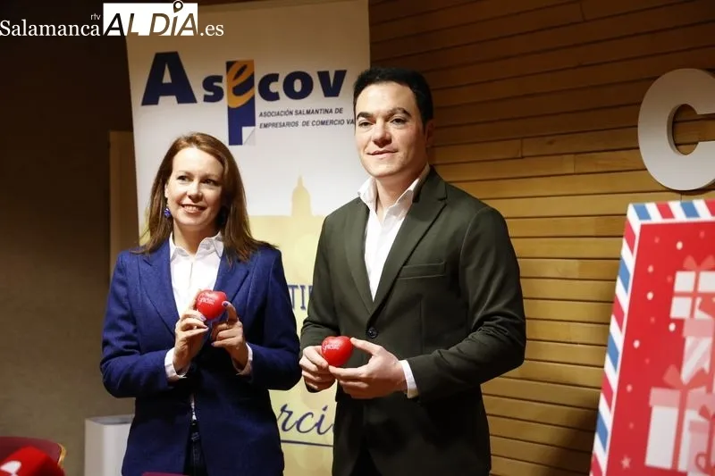 La presidenta de ASECOV, Soledad Gómez, y el concejal  de Promoción Económica y Comercio, Pedro Martínez Córdoba, en la presentación de esta campaña. Foto de David Sañudo