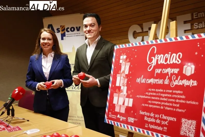 La presidenta de ASECOV, Soledad Gómez, y el concejal  de Promoción Económica y Comercio, Pedro Martínez Córdoba, en la presentación de esta campaña. Foto de David Sañudo