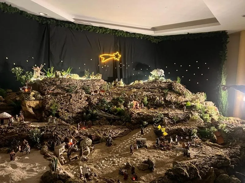 Tradicional Belén que instala cada año en el salón de actos de la Casa de Cultura