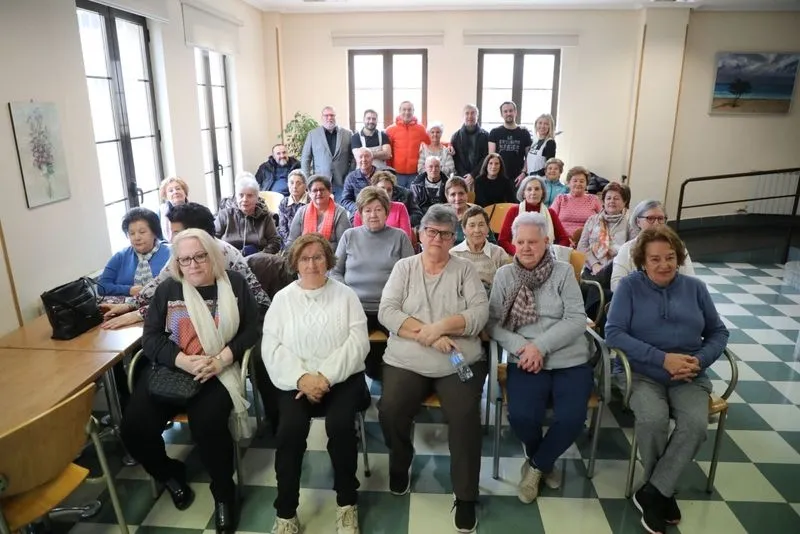 Instantes del taller de roscones en Carbajosa de la Sagrada.