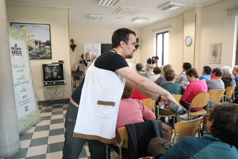 Instantes del taller de roscones en Carbajosa de la Sagrada.