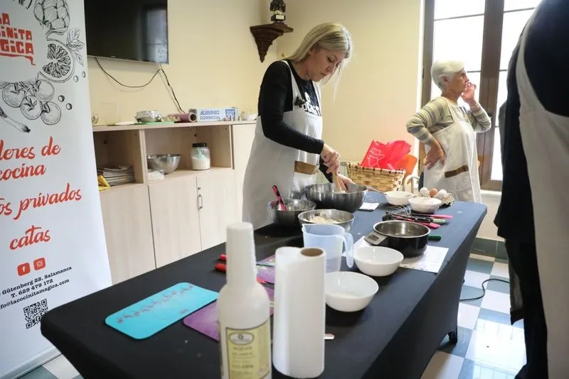 Instantes del taller de roscones en Carbajosa de la Sagrada.
