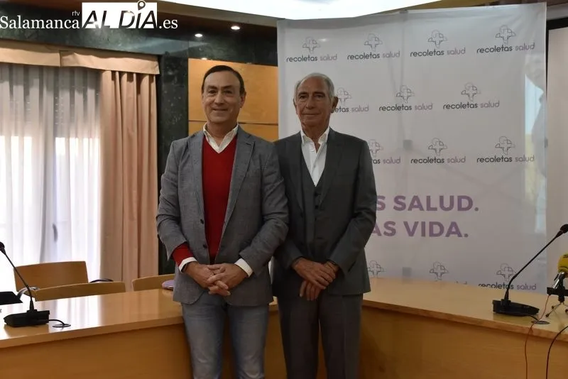 El alcalde de Carbajosa de la Sagrada, Pedro Samuel Martín, y el presidente del Grupo Recoletas Salud, Amando Rodríguez, esta mañana, en el Ayuntamiento de la citada localidad