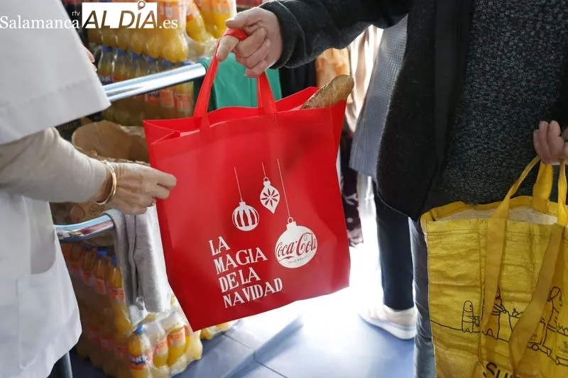 Reparto de 350 menús solidarios de Coca Cola Salamanca en el Comedor de los Pobres, que se encuentra en el paseo de la Estación. Foto David Sañudo