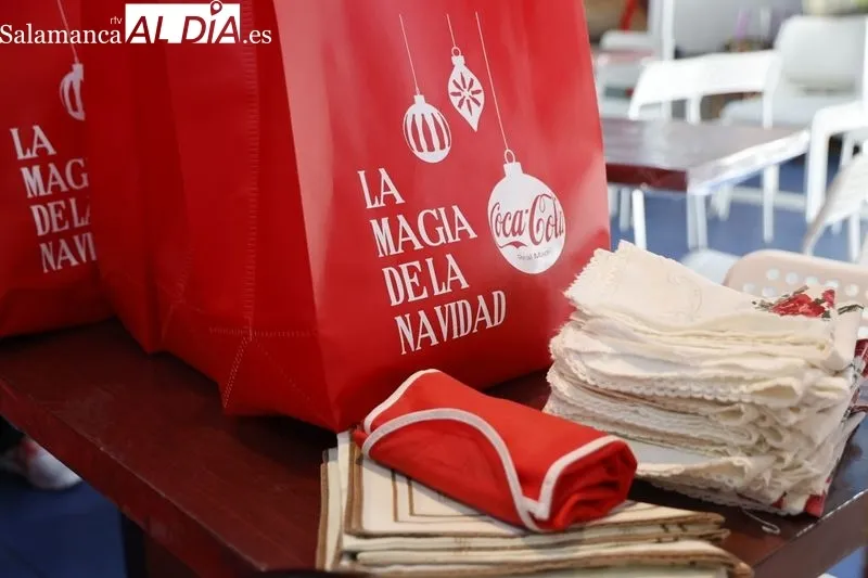 Reparto de 350 menús solidarios de Coca Cola Salamanca en el Comedor de los Pobres, que se encuentra en el paseo de la Estación. Foto David Sañudo