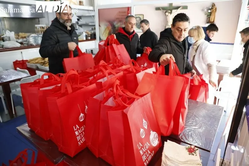 Reparto de 350 menús solidarios de Coca Cola Salamanca en el Comedor de los Pobres, que se encuentra en el paseo de la Estación. Foto David Sañudo