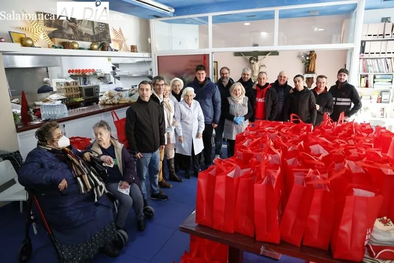 Reparto de 350 menús solidarios de Coca Cola Salamanca en el Comedor de los Pobres, que se encuentra en el paseo de la Estación. Foto David Sañudo