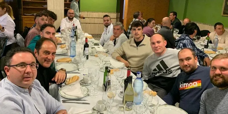Foto 2 - El Alba de Tormes CF celebra la comida de Navidad