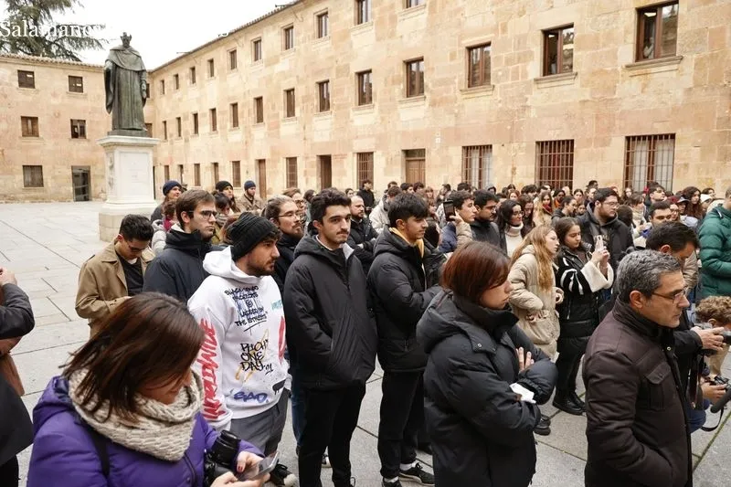 Concentración de universitarios en el Patio de Escuelas para pedir mejores comunicaciones con Salamanca. Foto de David Sañudo