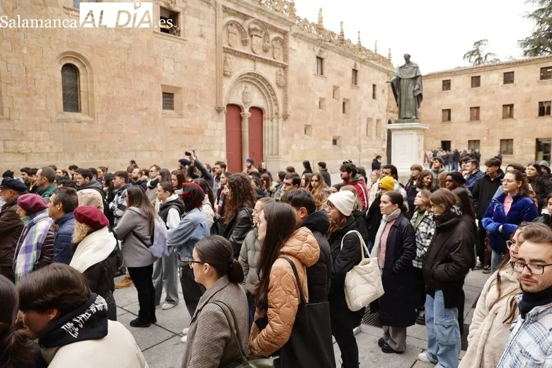 Concentración de universitarios en el Patio de Escuelas para pedir mejores comunicaciones con Salamanca. Foto de David Sañudo