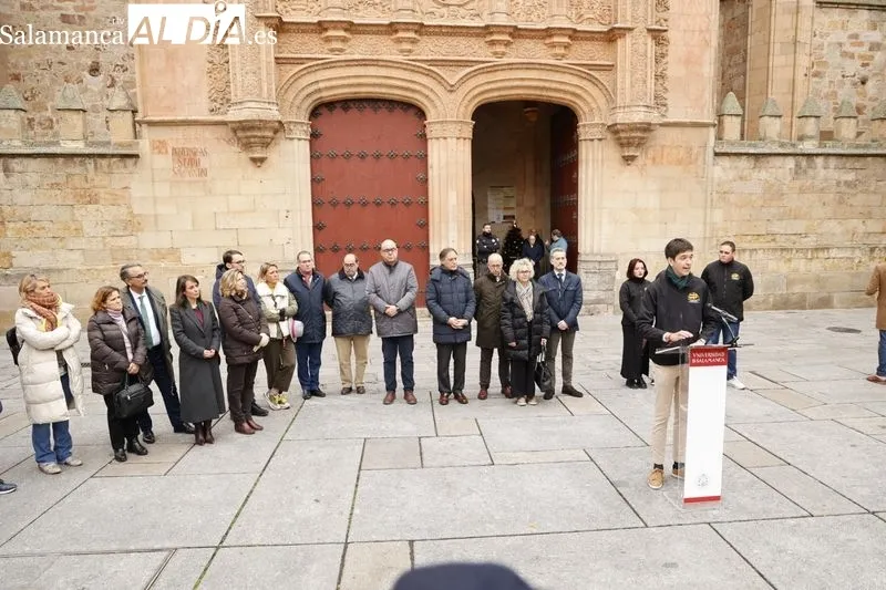 Concentración de universitarios en el Patio de Escuelas para pedir mejores comunicaciones con Salamanca. Foto de David Sañudo