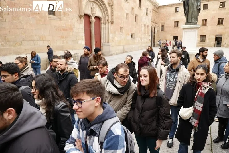 Concentración de universitarios en el Patio de Escuelas para pedir mejores comunicaciones con Salamanca. Foto de David Sañudo
