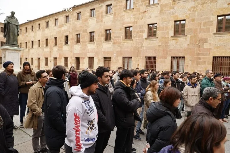 Concentración de universitarios en el Patio de Escuelas para pedir mejores comunicaciones con Salamanca. Foto de David Sañudo