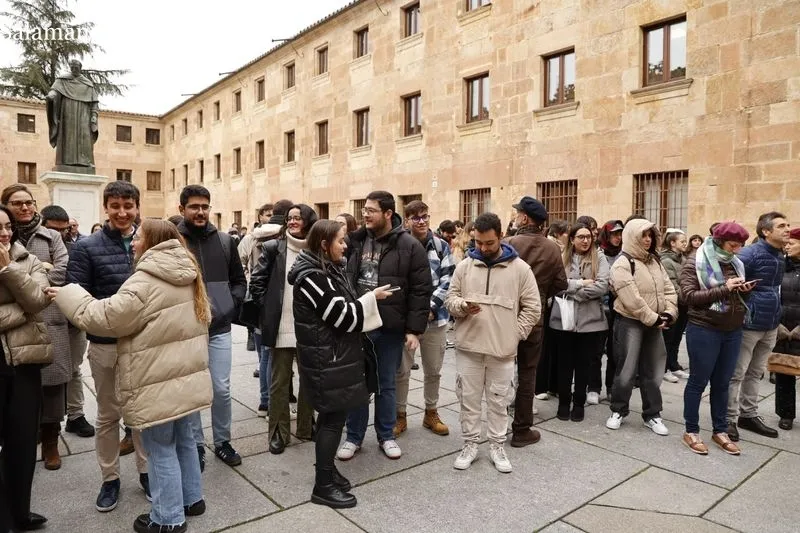 Concentración de universitarios en el Patio de Escuelas para pedir mejores comunicaciones con Salamanca. Foto de David Sañudo