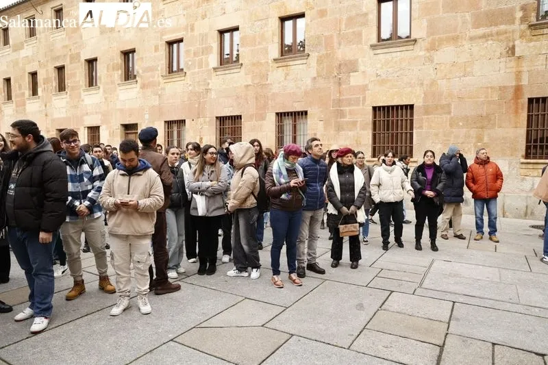 Concentración de universitarios en el Patio de Escuelas para pedir mejores comunicaciones con Salamanca. Foto de David Sañudo