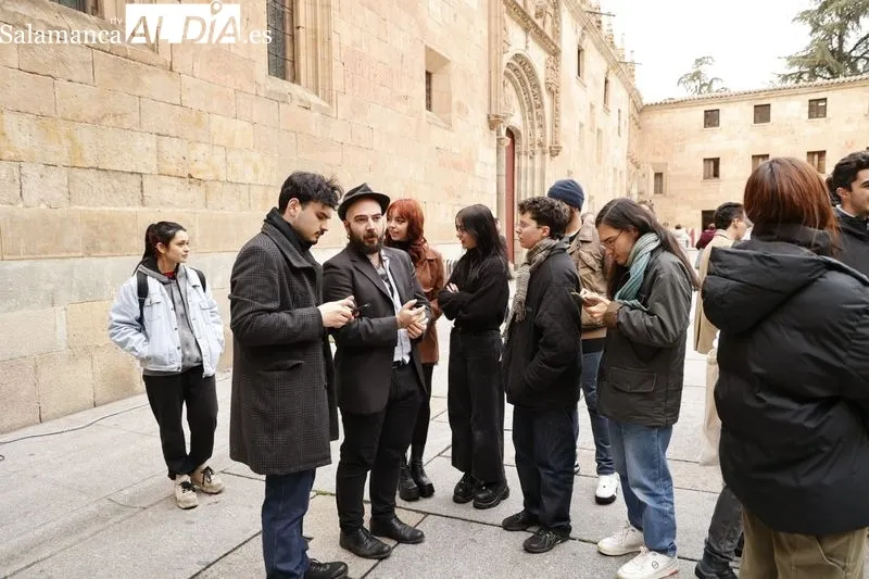 Concentración de universitarios en el Patio de Escuelas para pedir mejores comunicaciones con Salamanca. Foto de David Sañudo