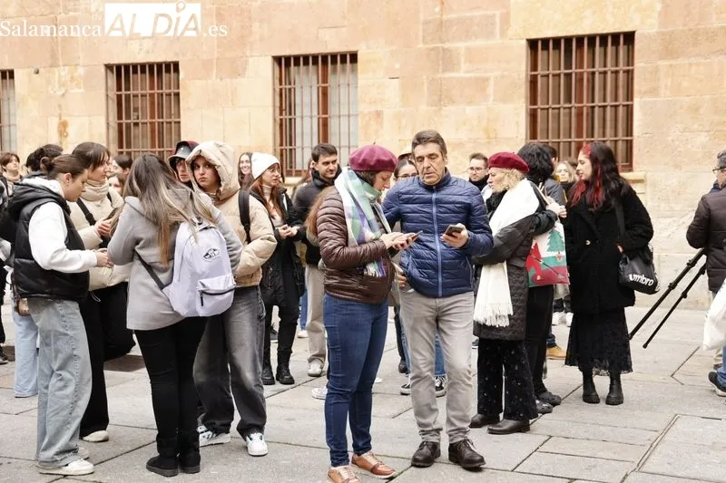 Concentración de universitarios en el Patio de Escuelas para pedir mejores comunicaciones con Salamanca. Foto de David Sañudo