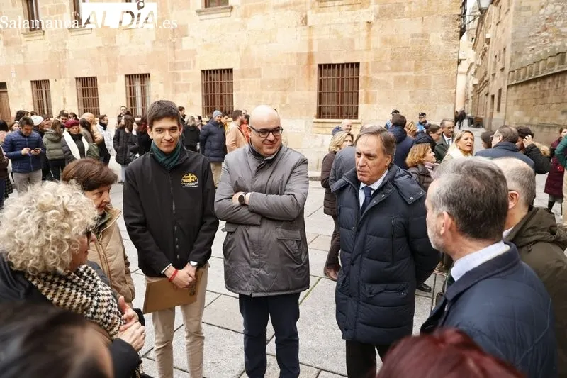 Concentración de universitarios en el Patio de Escuelas para pedir mejores comunicaciones con Salamanca. Foto de David Sañudo