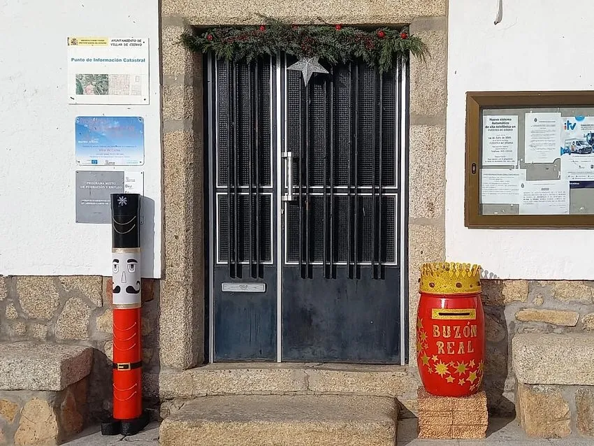 Foto 3 - El grupo de manualidades de Villar de Ciervo engalana el pueblo un a&ntilde;o m&aacute;s para la Navidad