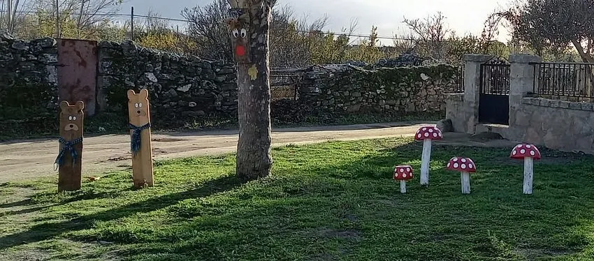 Foto 4 - El grupo de manualidades de Villar de Ciervo engalana el pueblo un a&ntilde;o m&aacute;s para la Navidad