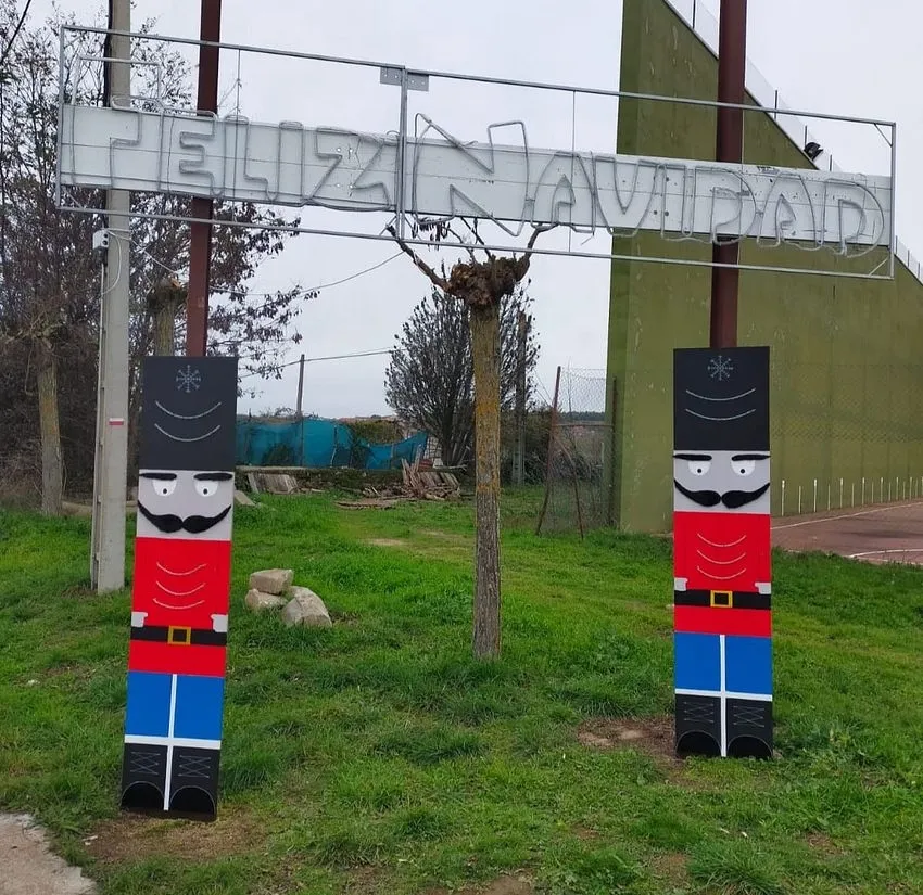 Foto 5 - El grupo de manualidades de Villar de Ciervo engalana el pueblo un a&ntilde;o m&aacute;s para la Navidad