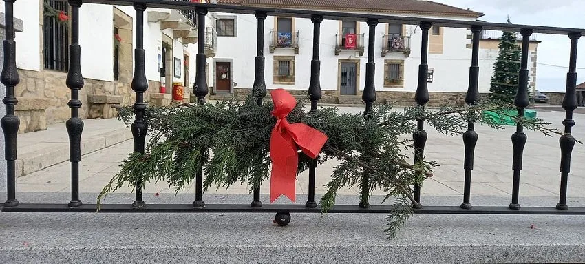 Foto 7 - El grupo de manualidades de Villar de Ciervo engalana el pueblo un a&ntilde;o m&aacute;s para la Navidad