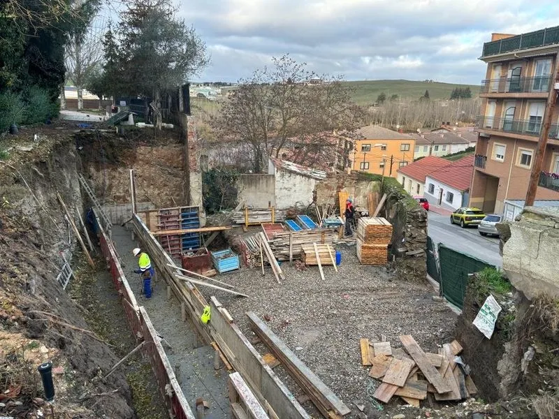 Foto 4 - El Ayuntamiento invierte 150.000 euros en reconstruir el da&ntilde;ado muro del Espol&oacute;n