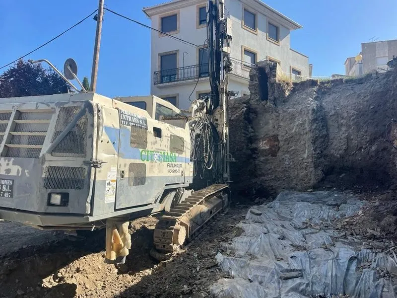 Foto 2 - El Ayuntamiento invierte 150.000 euros en reconstruir el da&ntilde;ado muro del Espol&oacute;n