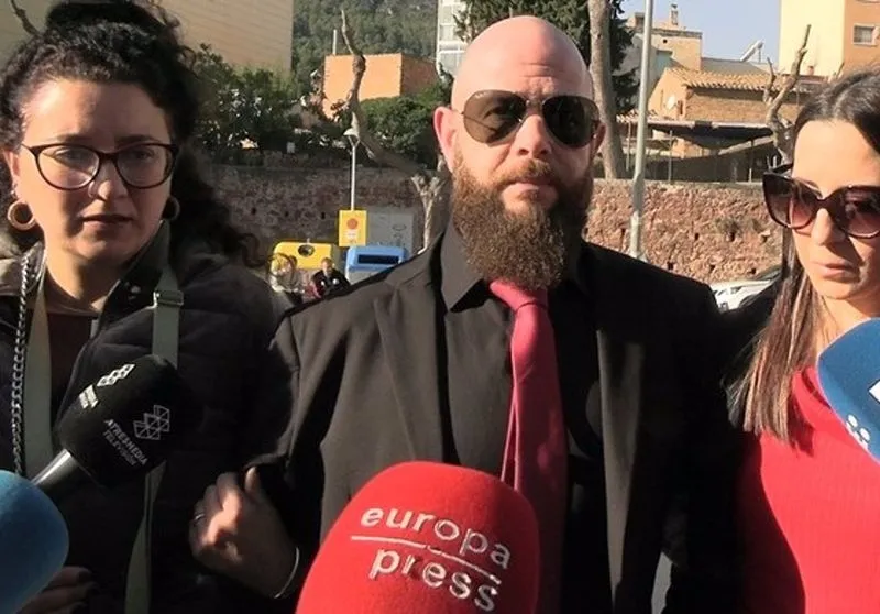 Uno de los hermanos de la actriz Itziar Castro, Oriol Castro, en el velatorio de la actriz en Pallejà (Barcelona). Foto: EP