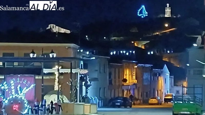 Los Quintos del 2023 ante la hoguera que han montado esta mañana