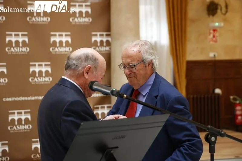 Entrega de la Insignia de Oro del Casino de Salamanca a Pedro Méndez. Foto David Sañudo