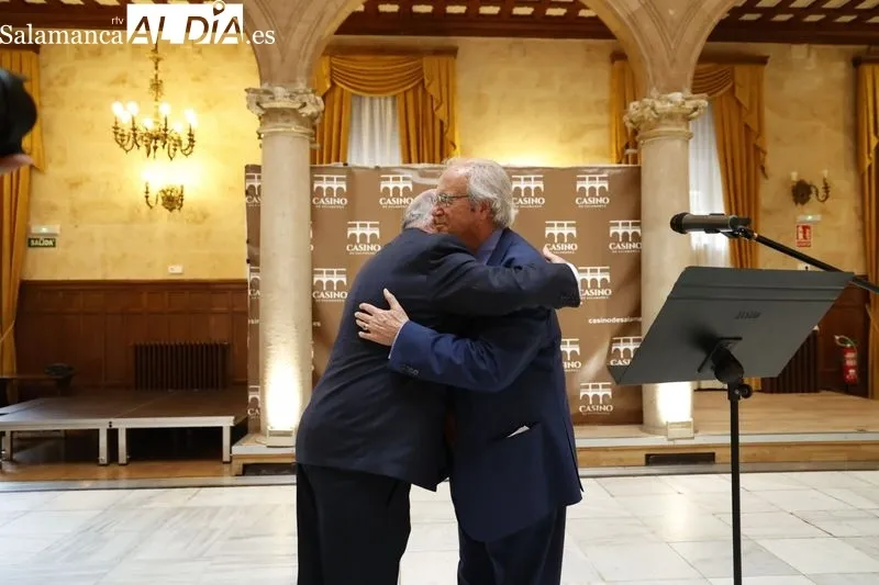Entrega de la Insignia de Oro del Casino de Salamanca a Pedro Méndez. Foto David Sañudo