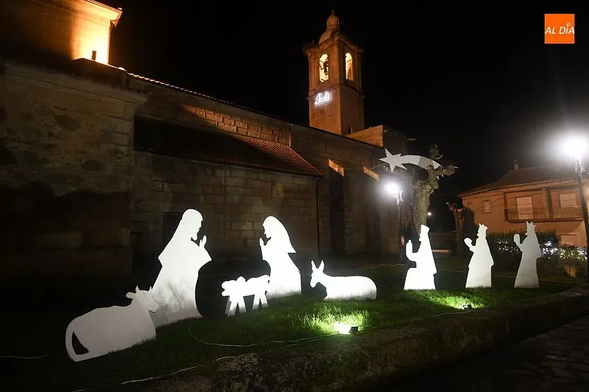 Foto 2 - El grupo de manualidades de Villar de Ciervo engalana el pueblo un a&ntilde;o m&aacute;s para la Navidad