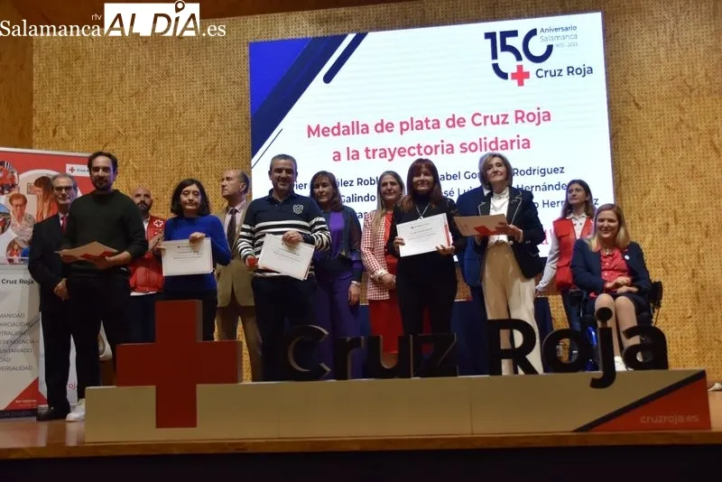 Cruz Roja reconoce la trayectoria solidaria del voluntariado con entrega de medallas en el Centro Municipal ‘El Charro’. Fotos: Vanesa Martins