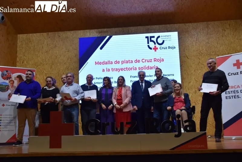 Cruz Roja reconoce la trayectoria solidaria del voluntariado con entrega de medallas en el Centro Municipal ‘El Charro’. Fotos: Vanesa Martins