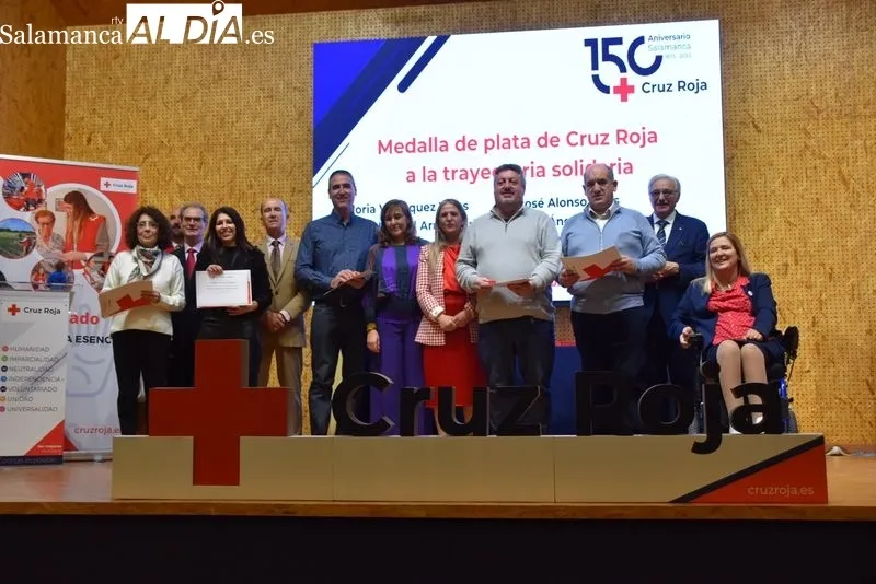 Cruz Roja reconoce la trayectoria solidaria del voluntariado con entrega de medallas en el Centro Municipal ‘El Charro’. Fotos: Vanesa Martins