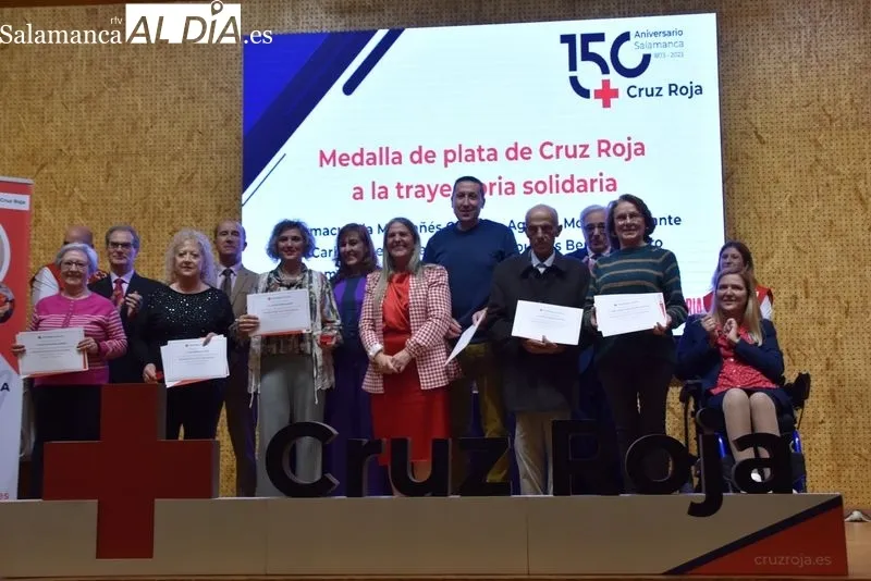 Cruz Roja reconoce la trayectoria solidaria del voluntariado con entrega de medallas en el Centro Municipal ‘El Charro’. Fotos: Vanesa Martins