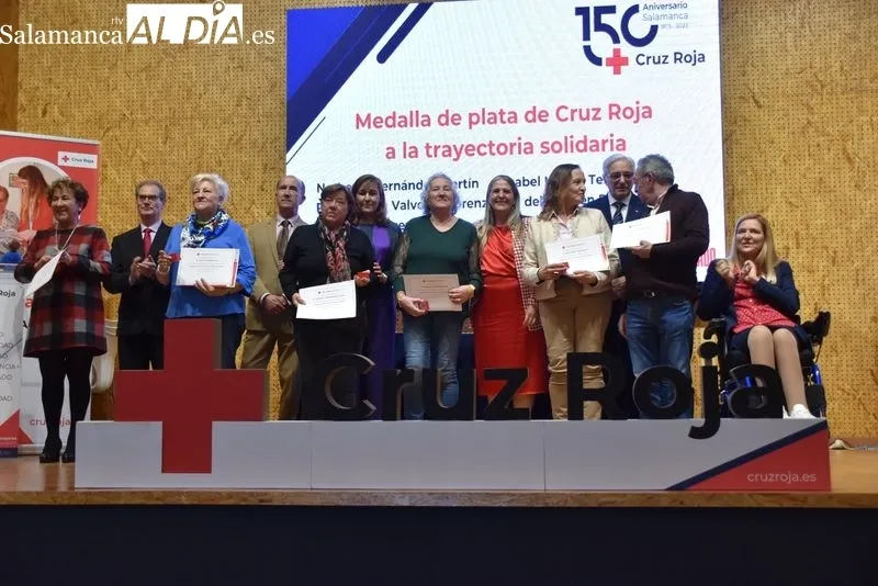 Cruz Roja reconoce la trayectoria solidaria del voluntariado con entrega de medallas en el Centro Municipal ‘El Charro’. Fotos: Vanesa Martins