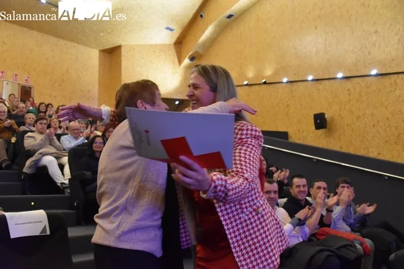 Cruz Roja reconoce la trayectoria solidaria del voluntariado con entrega de medallas en el Centro Municipal ‘El Charro’. Fotos: Vanesa Martins