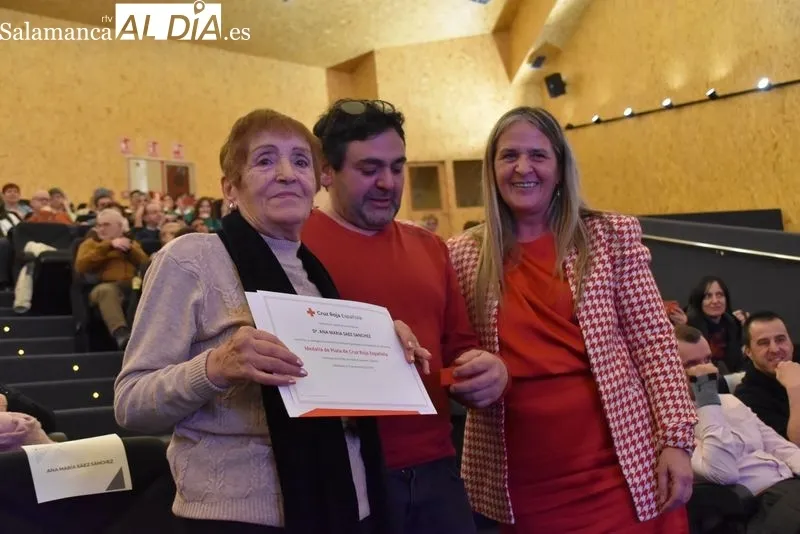 Cruz Roja reconoce la trayectoria solidaria del voluntariado con entrega de medallas en el Centro Municipal ‘El Charro’. Fotos: Vanesa Martins