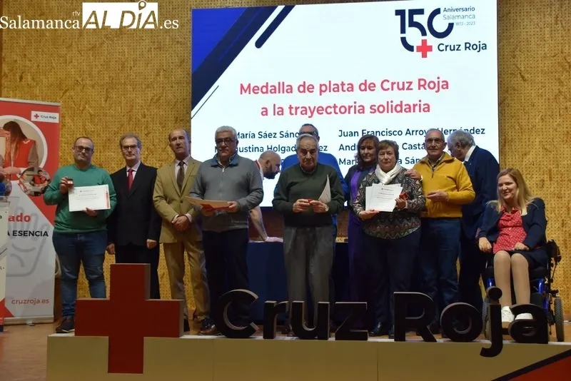Cruz Roja reconoce la trayectoria solidaria del voluntariado con entrega de medallas en el Centro Municipal ‘El Charro’. Fotos: Vanesa Martins