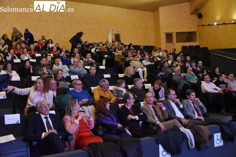 Cruz Roja reconoce la trayectoria solidaria del voluntariado con entrega de medallas en el Centro Municipal ‘El Charro’. Fotos: Vanesa Martins