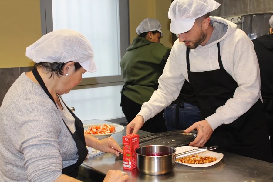 Foto 4 - Concluye la formaci&oacute;n en cocina de los participantes en el Itinerario de C&aacute;ritas
